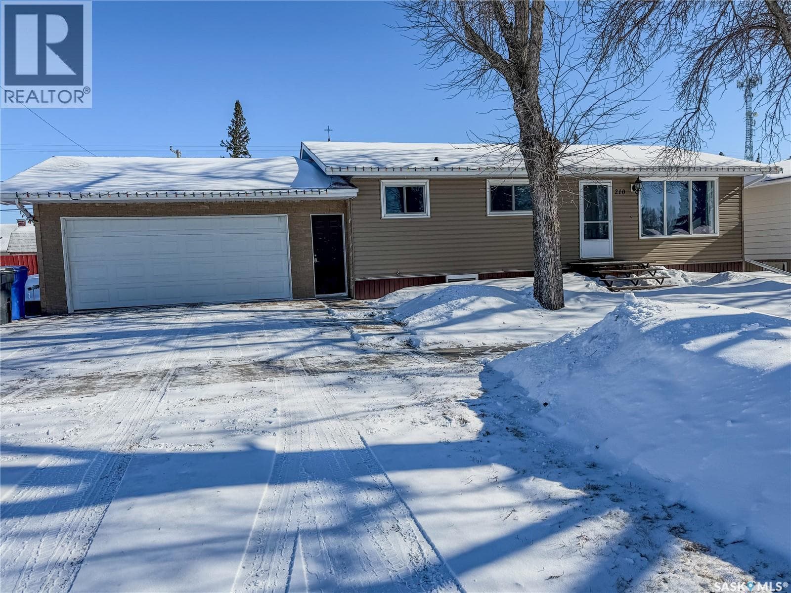 4 bed 2 bath single family at 210 Wells AVENUE E — $215,000