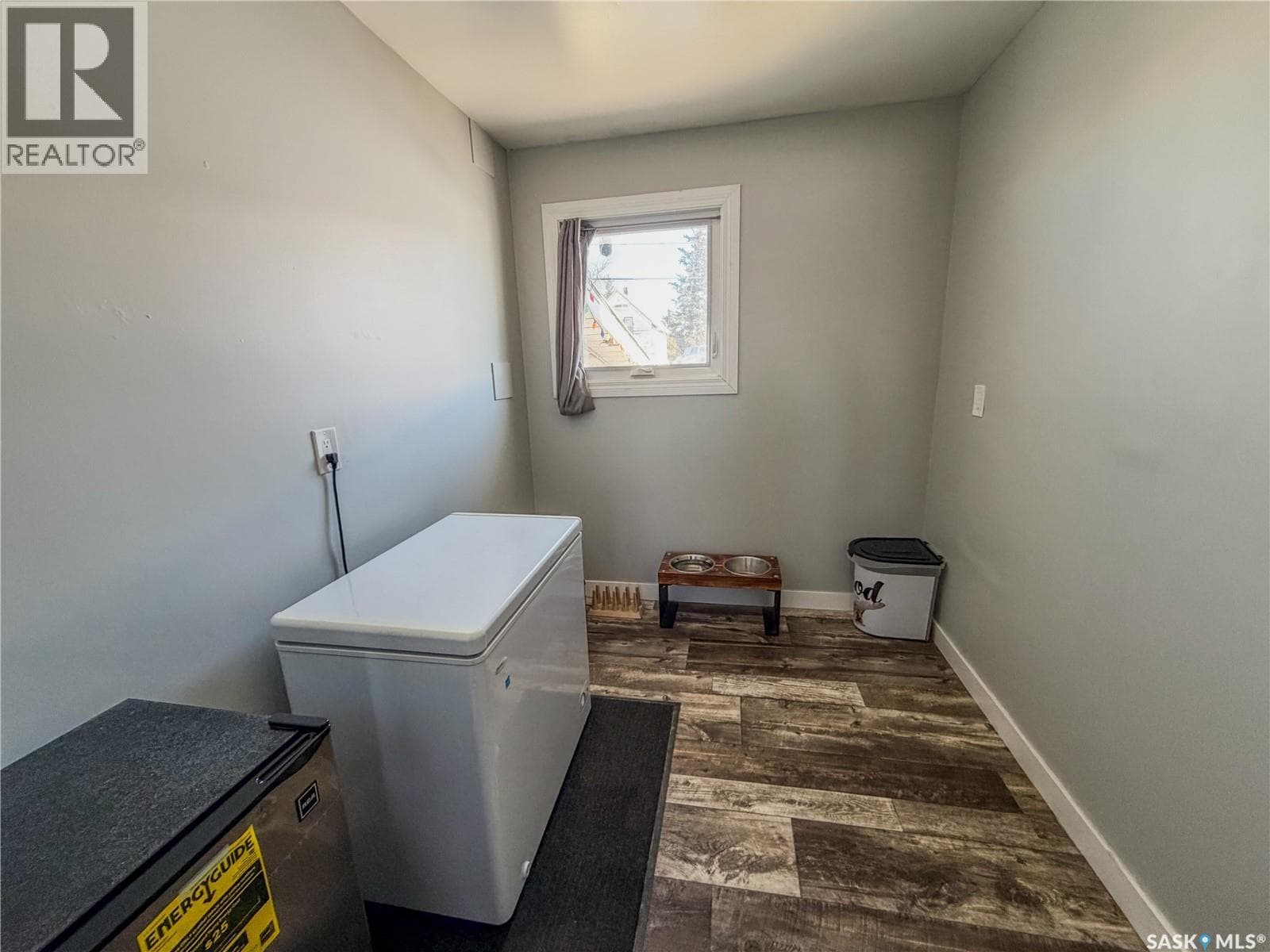 210 Wells AVENUE E photo 3