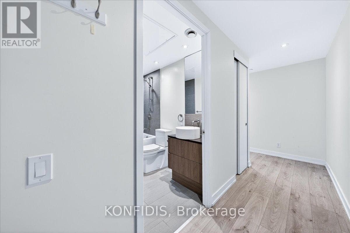 732 - 161 ROEHAMPTON AVENUE photo 3