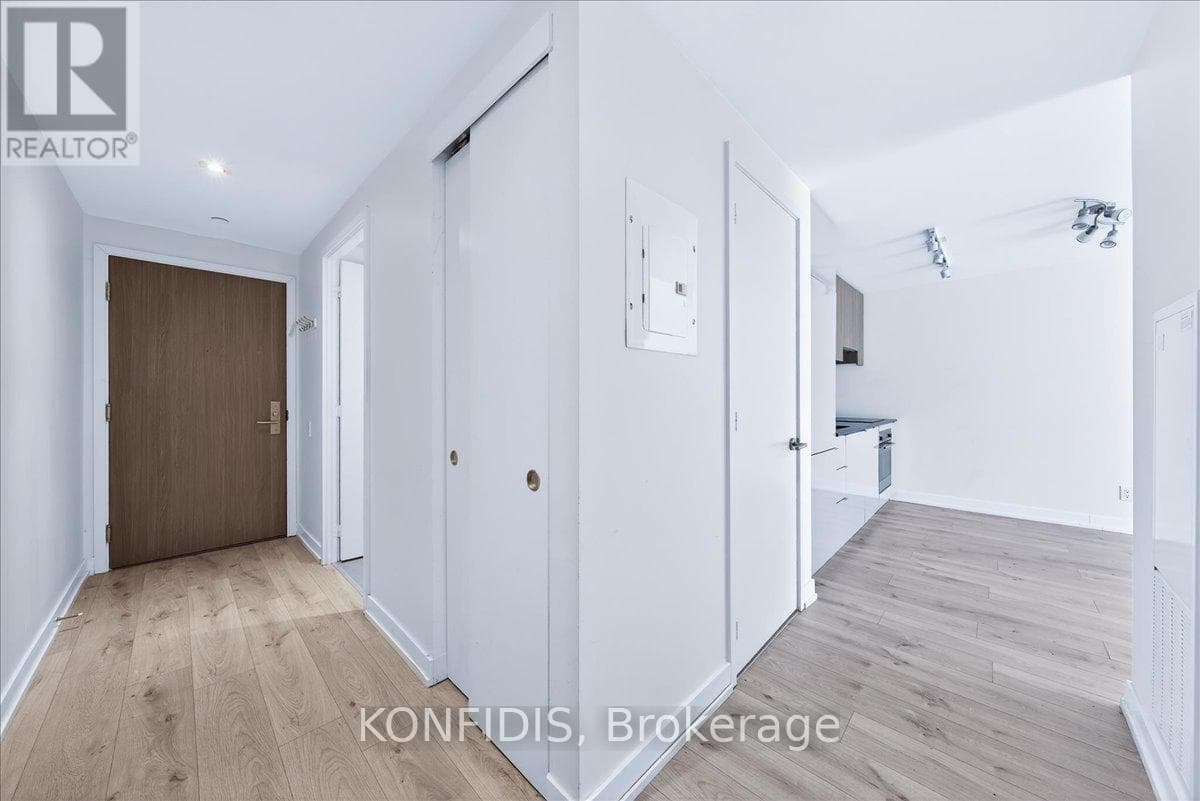 732 - 161 ROEHAMPTON AVENUE photo 5