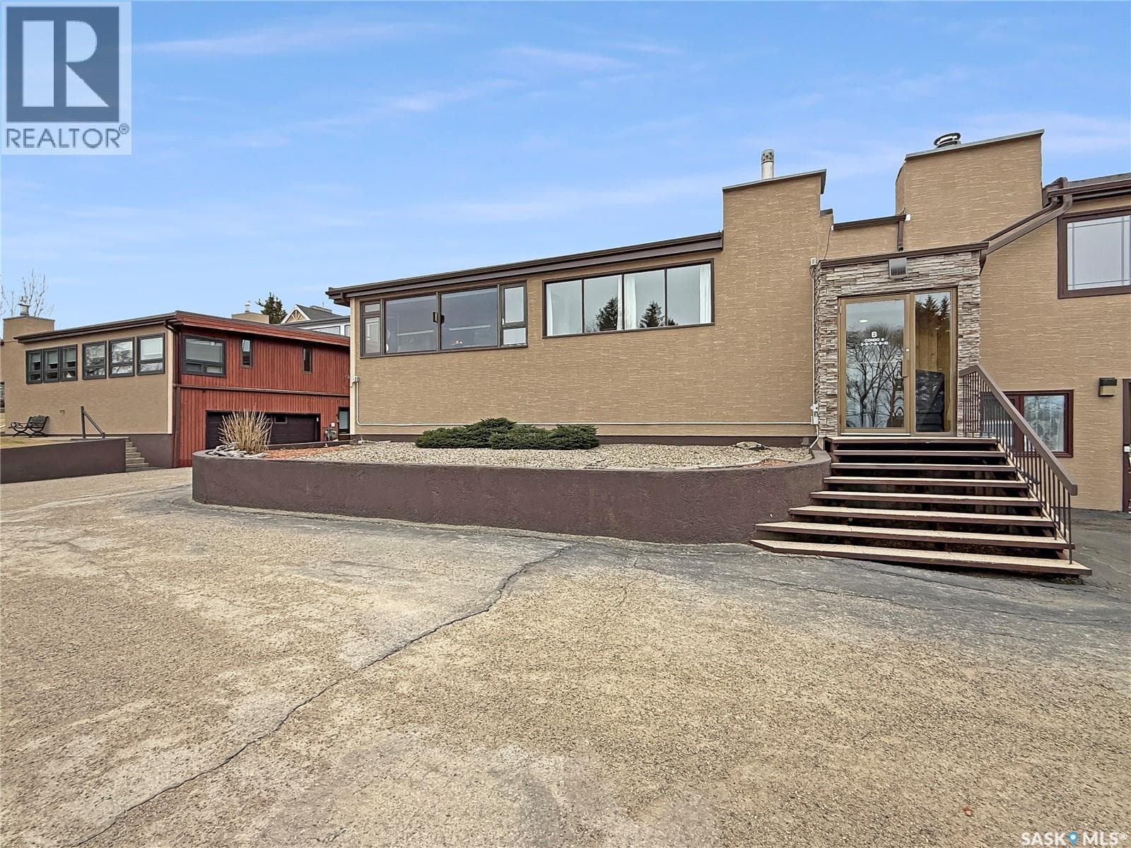 8 275 Alpine CRESCENT
