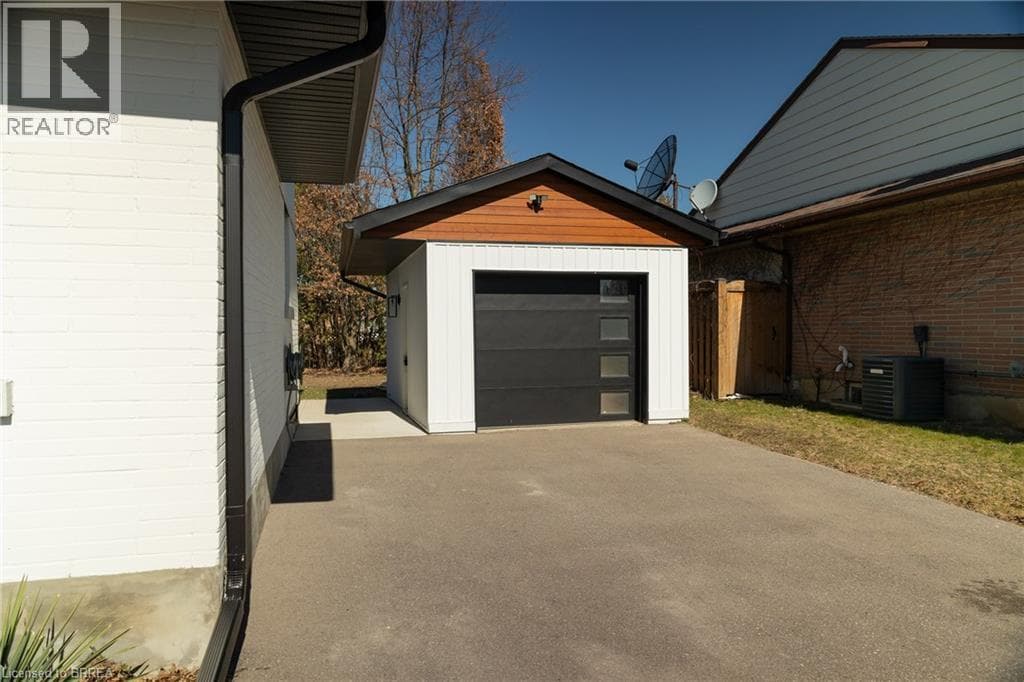40 VARADI Avenue photo 5