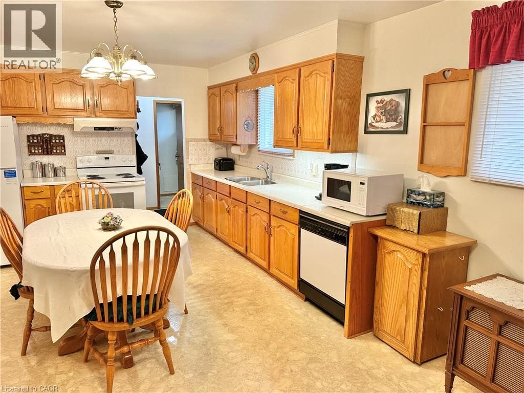 8 AYLMER Street photo 4