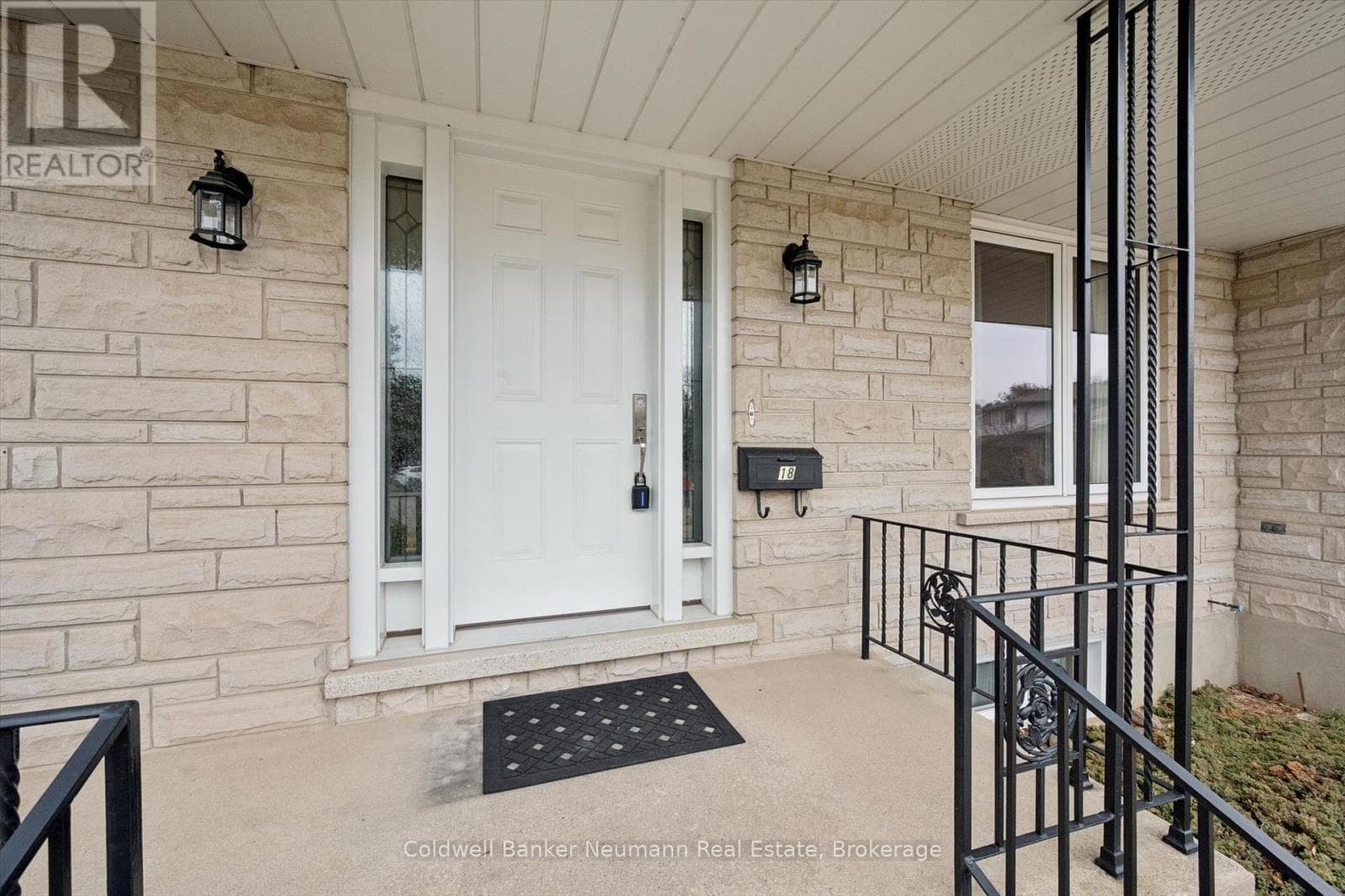 18 CARMINE PLACE photo 3