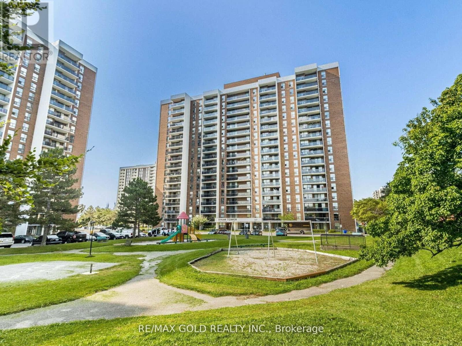 1010 - 17 KNIGHTSBRIDGE ROAD photo 2