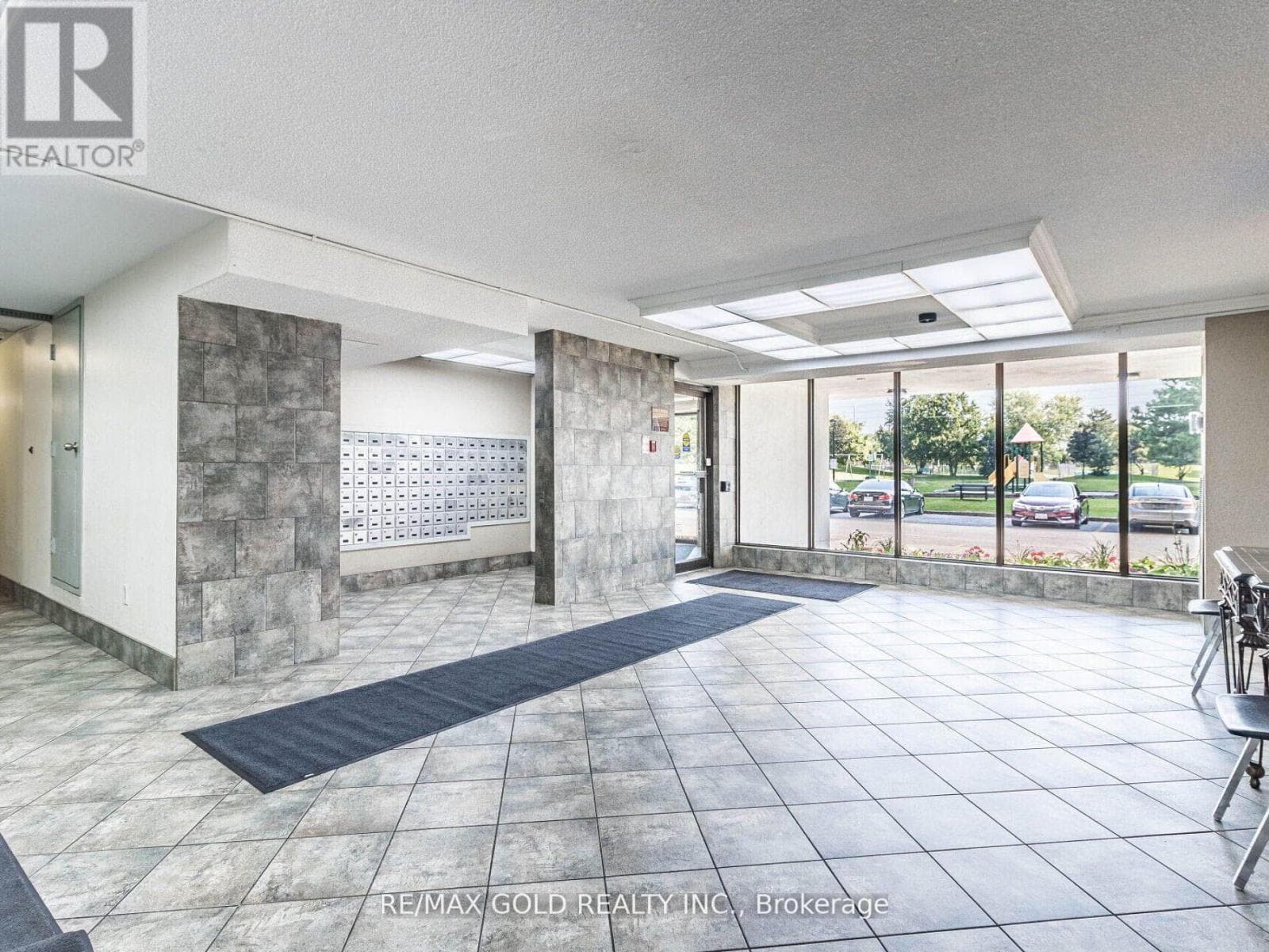 1010 - 17 KNIGHTSBRIDGE ROAD photo 4