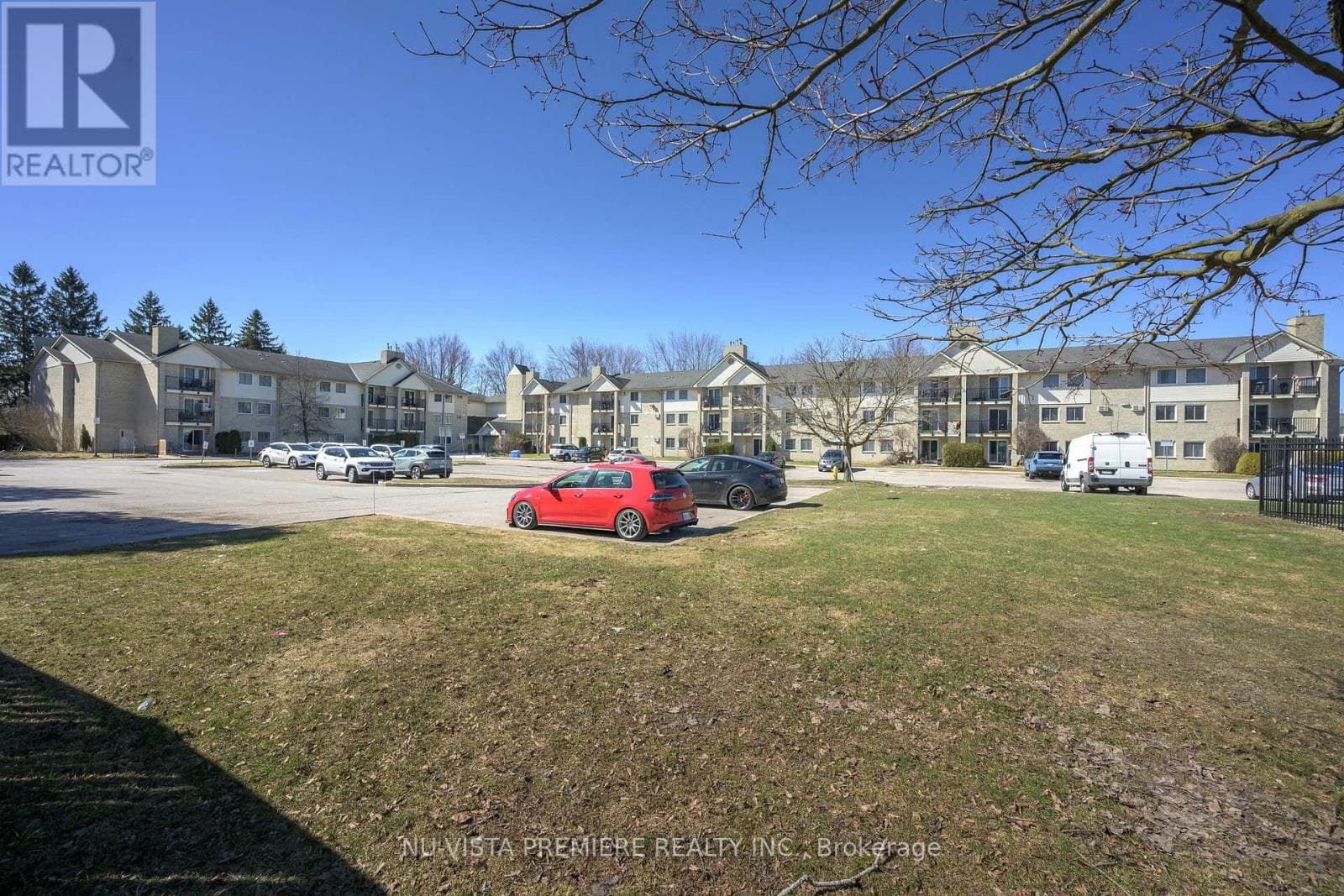 119 - 725 DEVERON CRESCENT photo 2