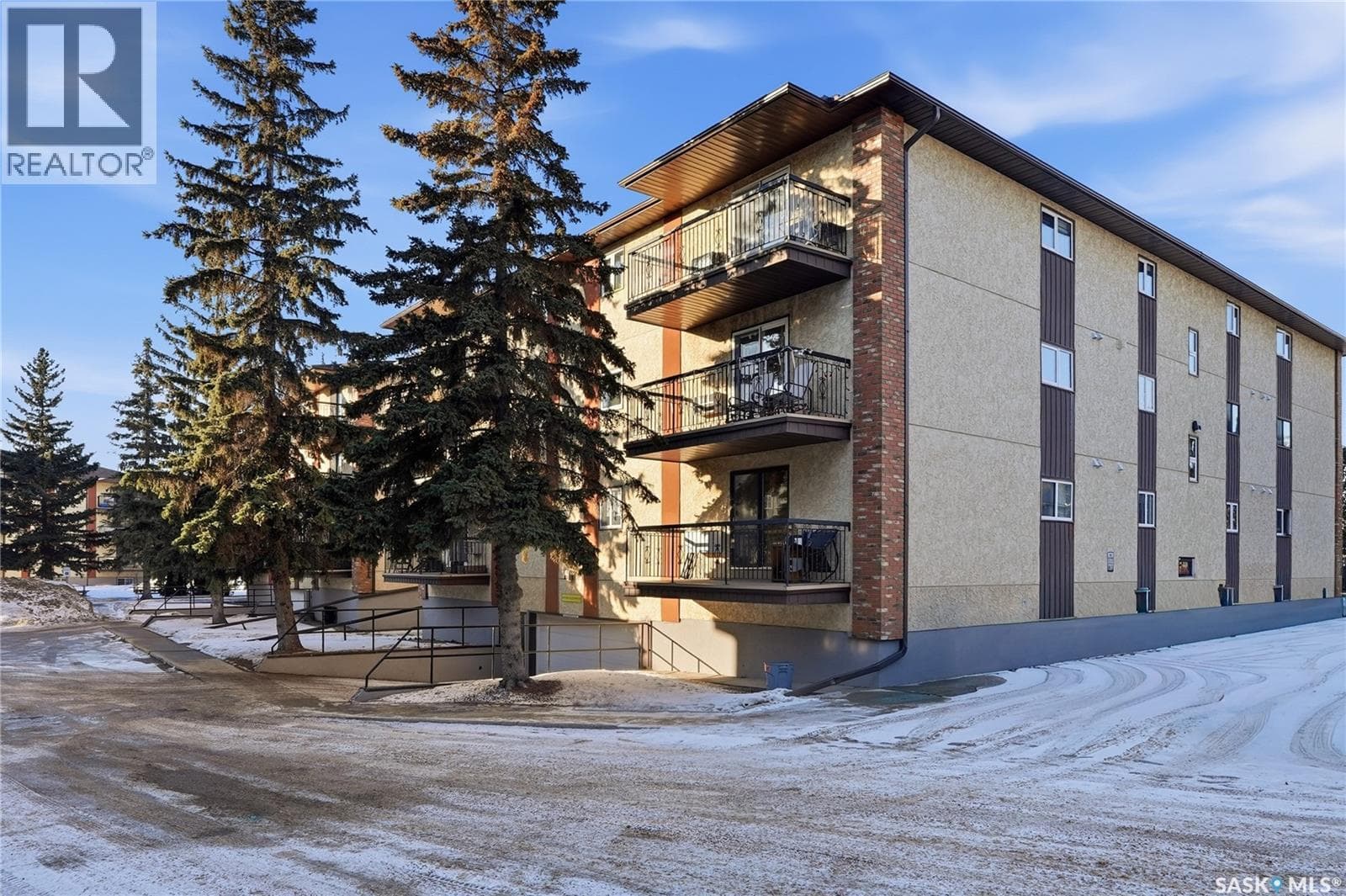 206 3130 Louise STREET photo 3