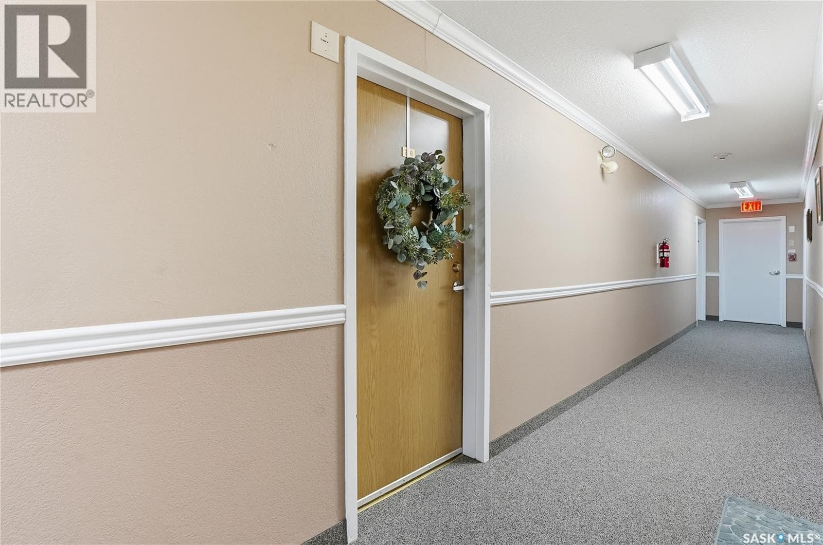 206 3130 Louise STREET photo 4