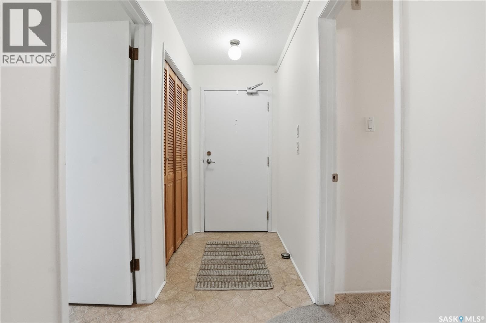 206 3130 Louise STREET photo 5