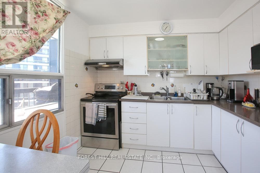 806 - 135 ANTIBES DRIVE photo 3