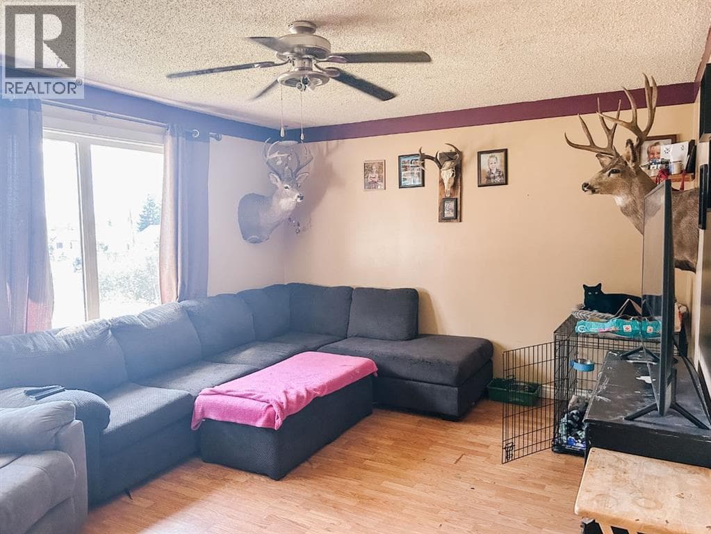4548 46 Avenue — photo 3
