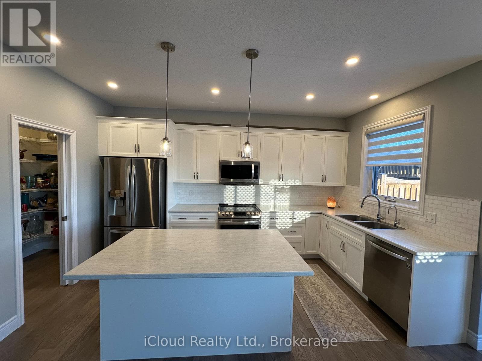 106 QUEENSGATE CRESCENT photo 10
