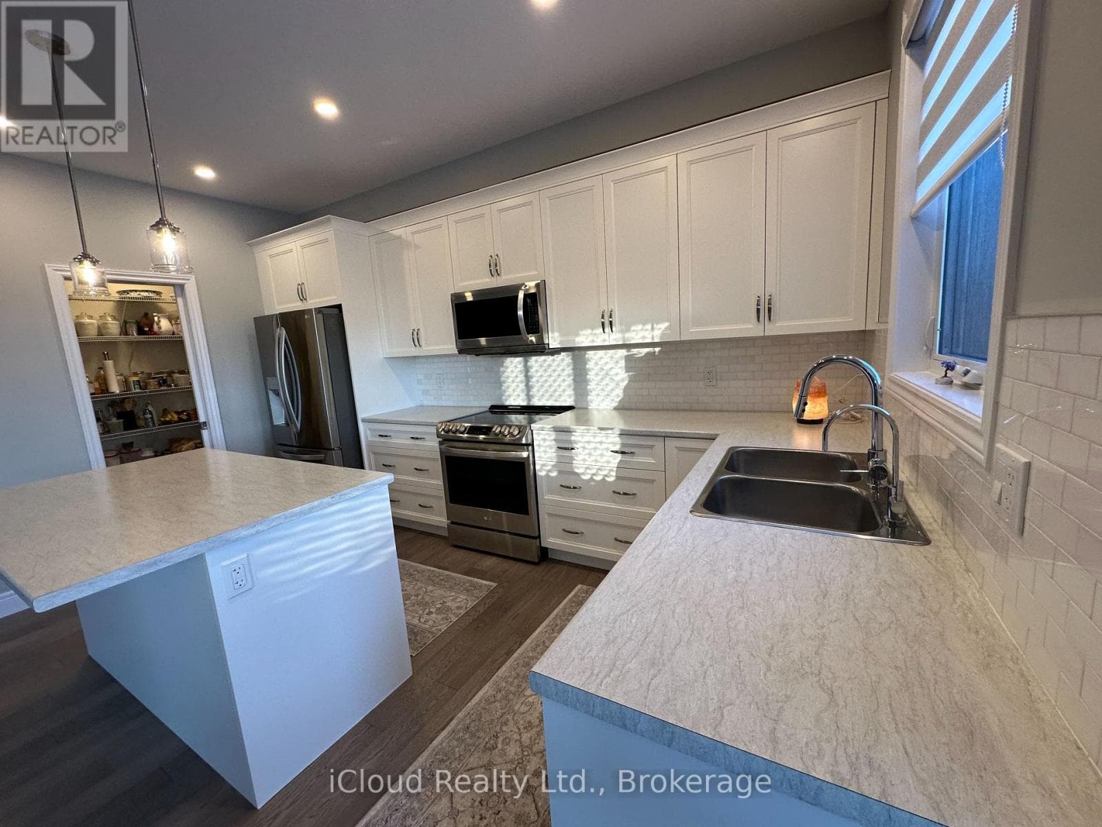 106 QUEENSGATE CRESCENT photo 11