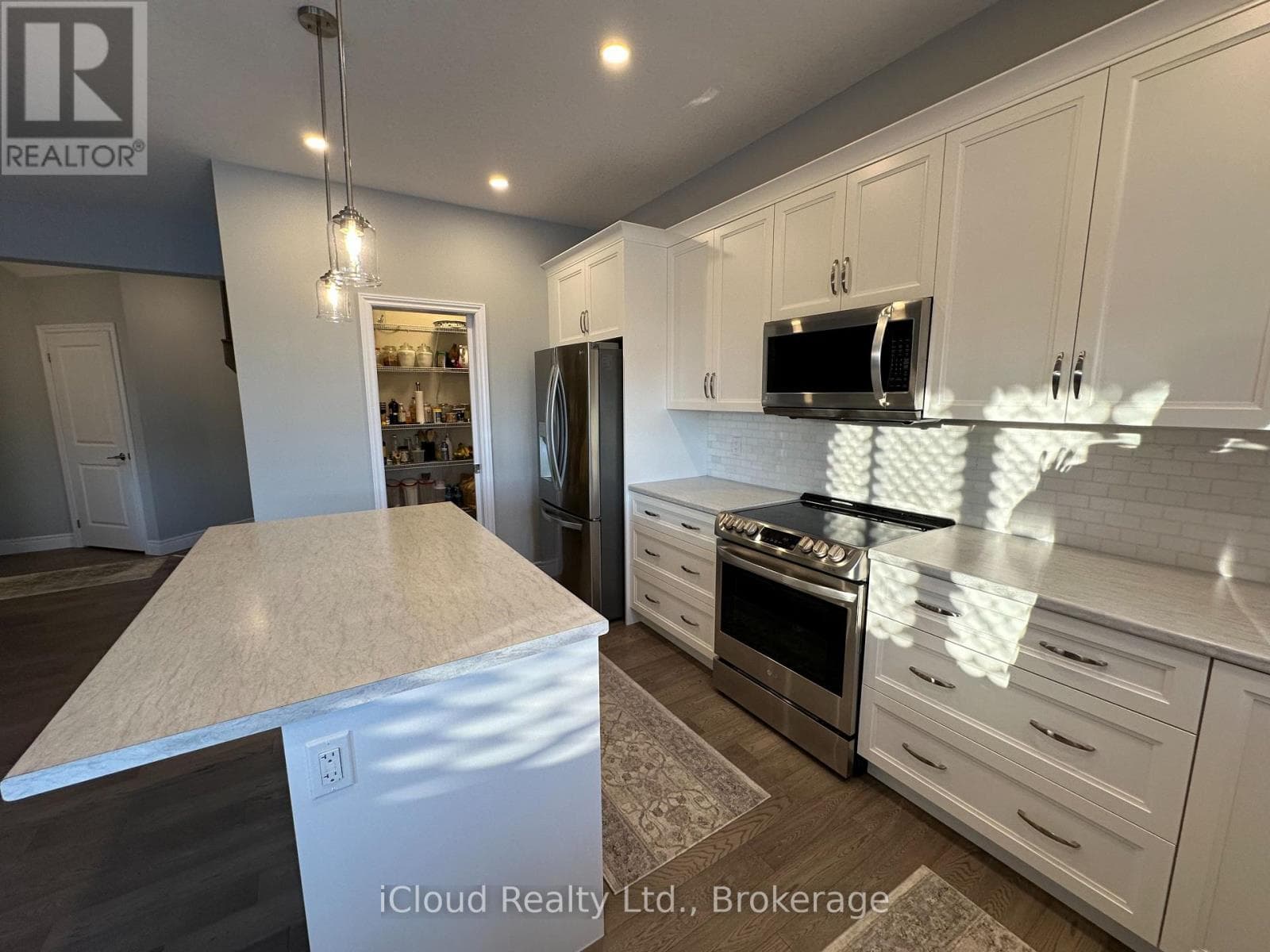 106 QUEENSGATE CRESCENT photo 12