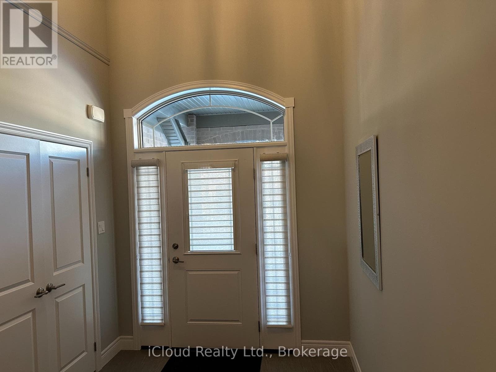 106 QUEENSGATE CRESCENT photo 2