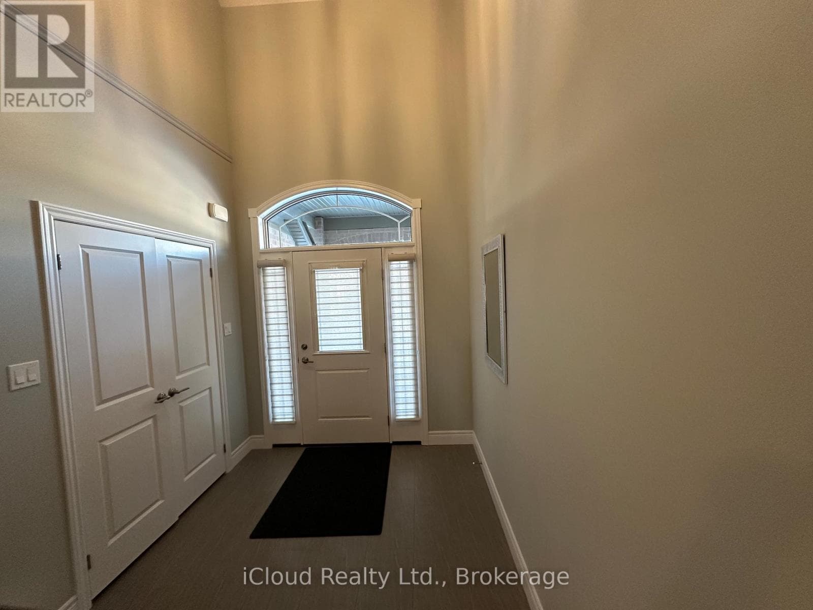 106 QUEENSGATE CRESCENT photo 3