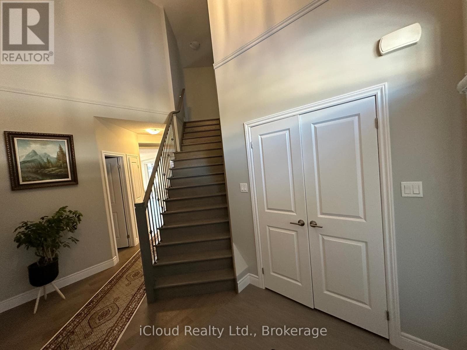 106 QUEENSGATE CRESCENT photo 4