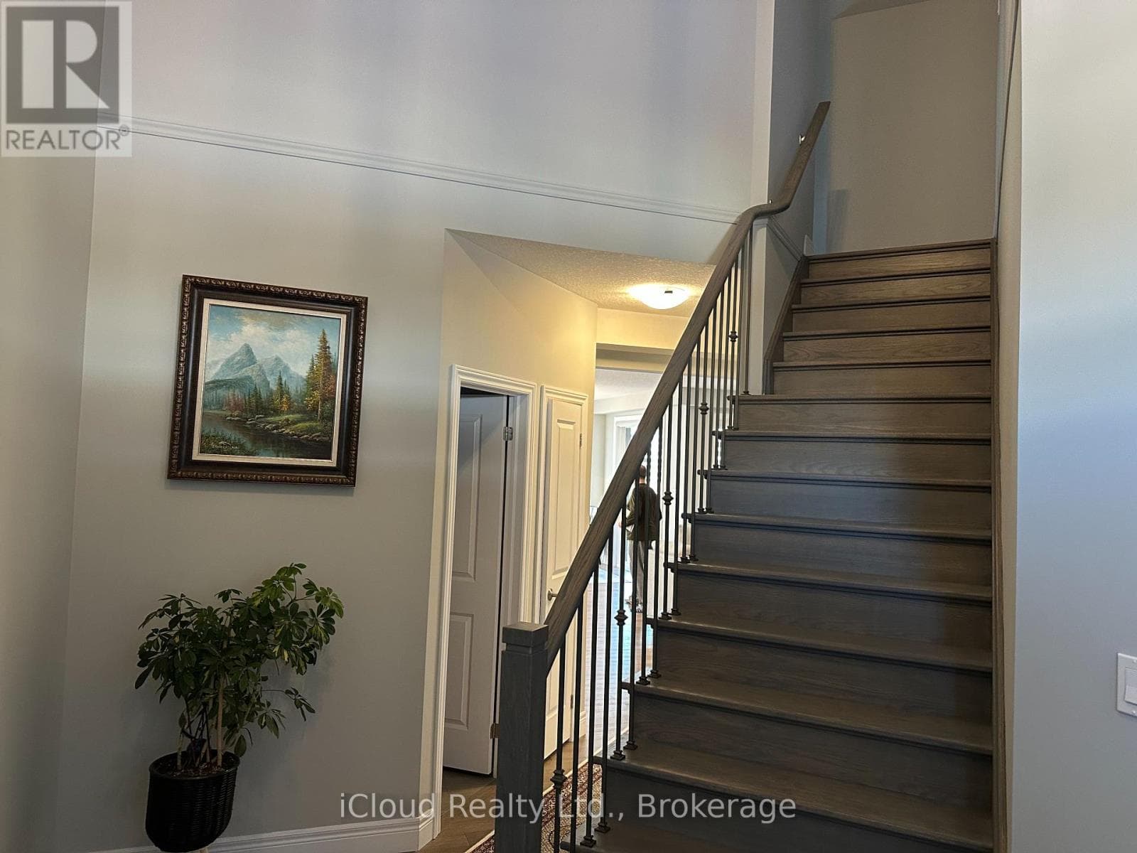 106 QUEENSGATE CRESCENT photo 5