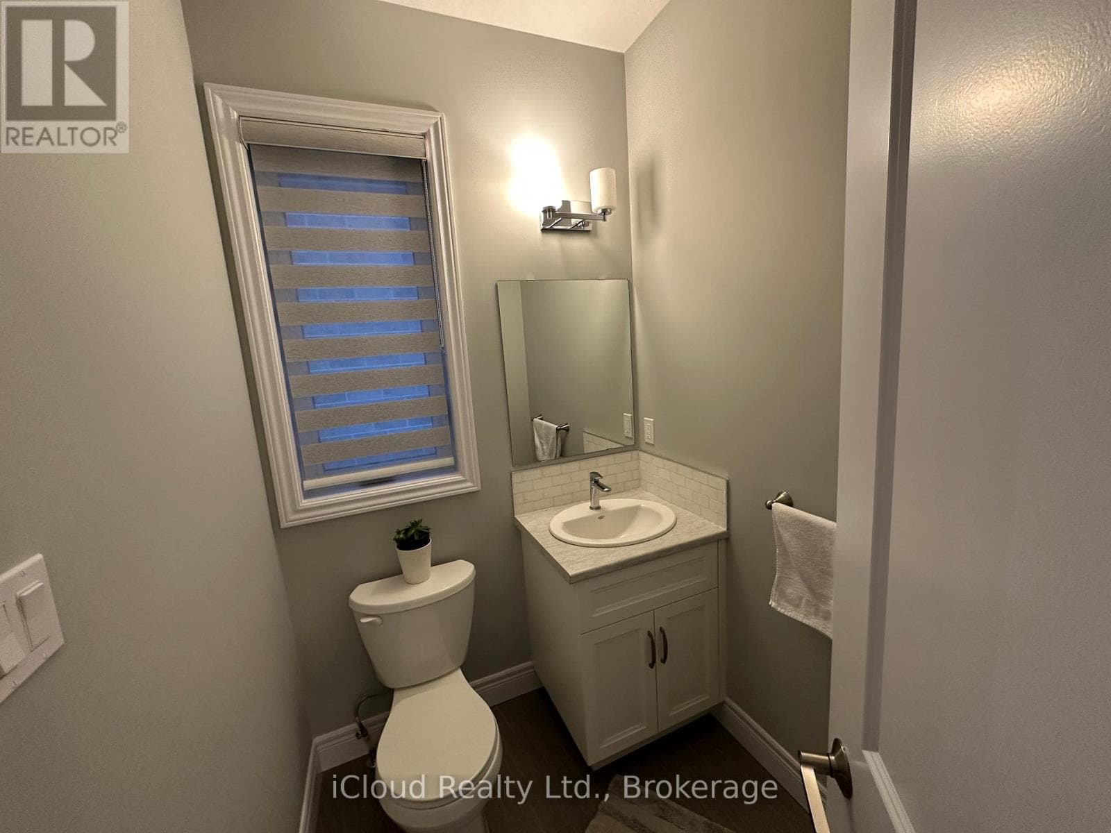 106 QUEENSGATE CRESCENT photo 6