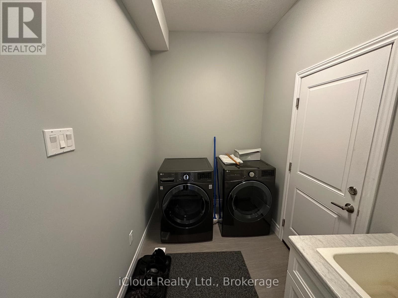 106 QUEENSGATE CRESCENT photo 7