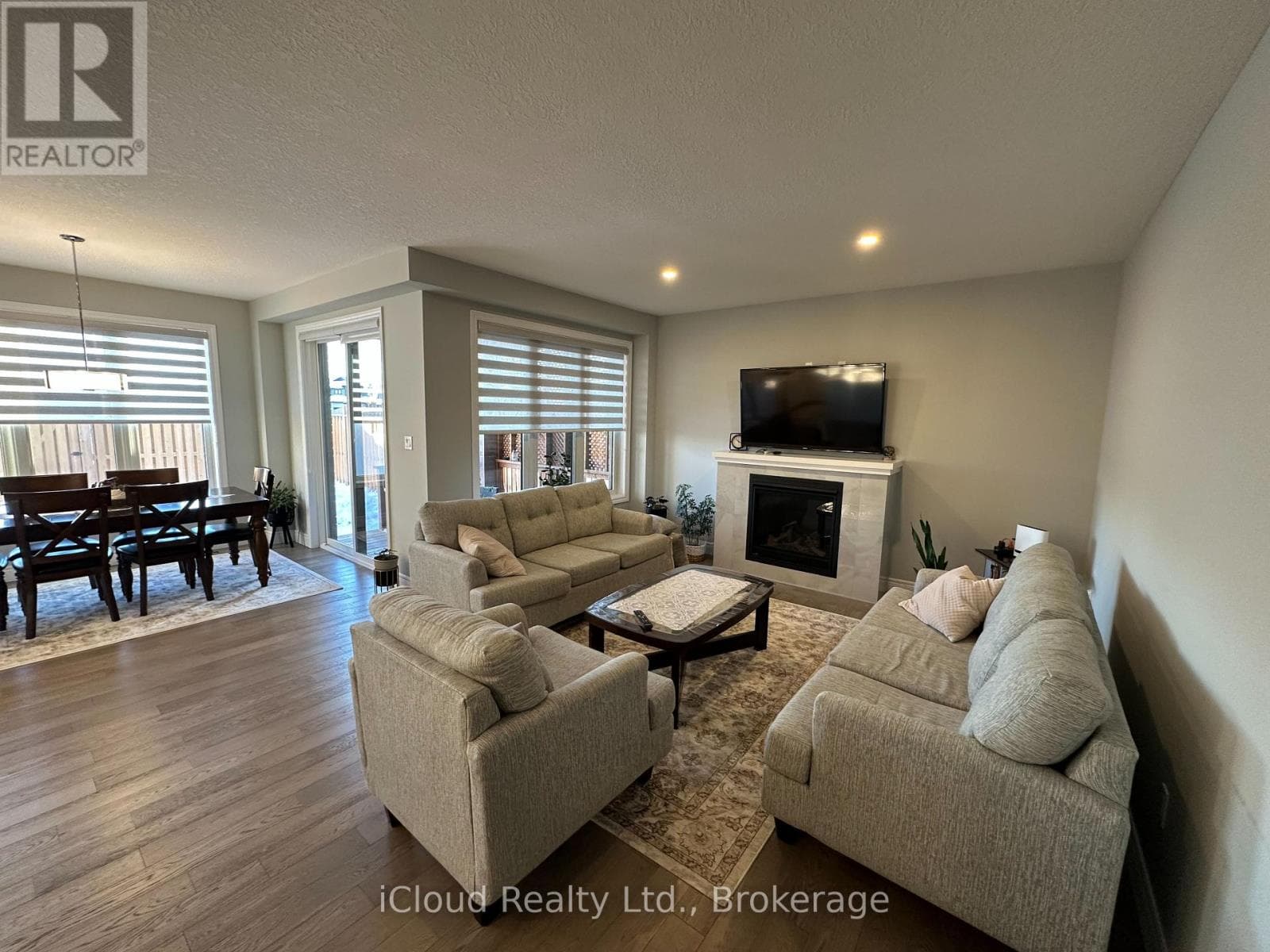 106 QUEENSGATE CRESCENT photo 8