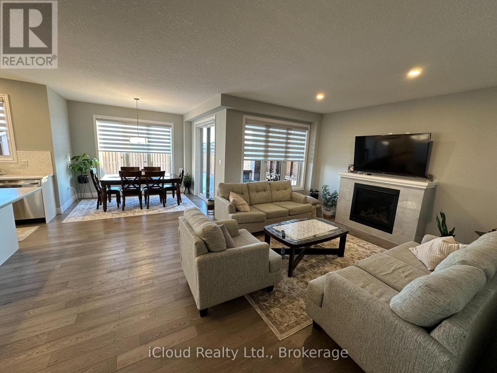 106 QUEENSGATE CRESCENT photo 9