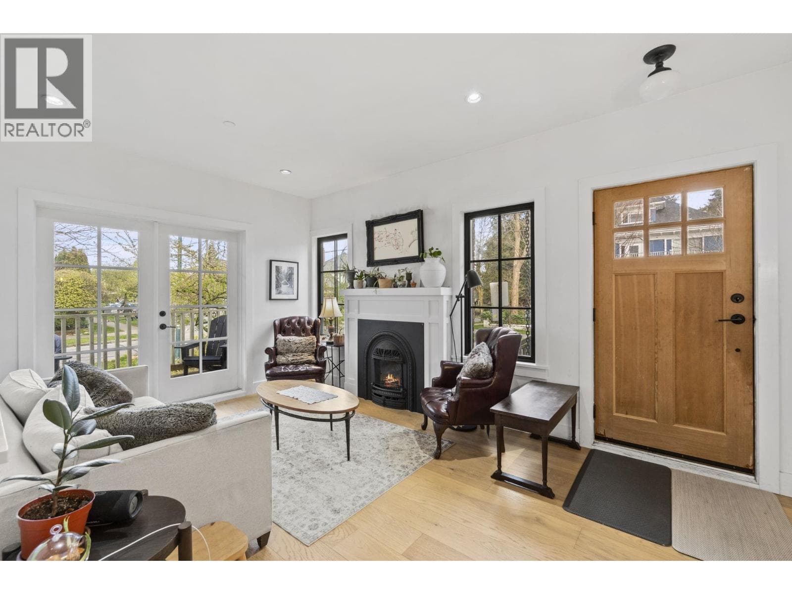 2072 KITCHENER STREET photo 3