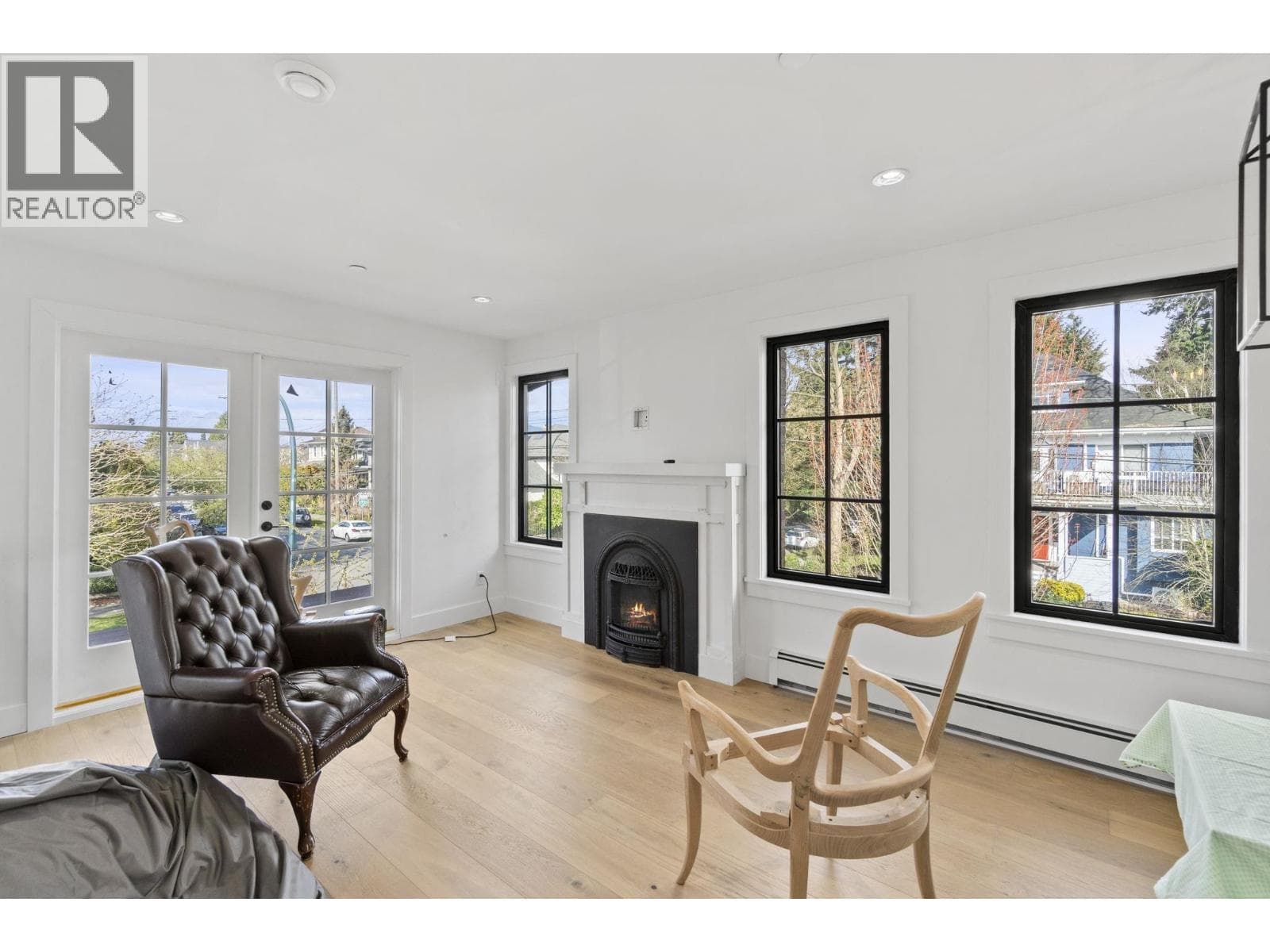 2072 KITCHENER STREET photo 4