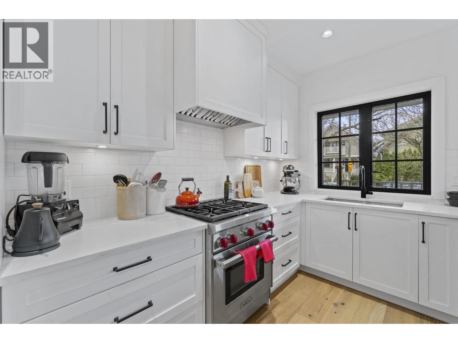 2072 KITCHENER STREET photo 5