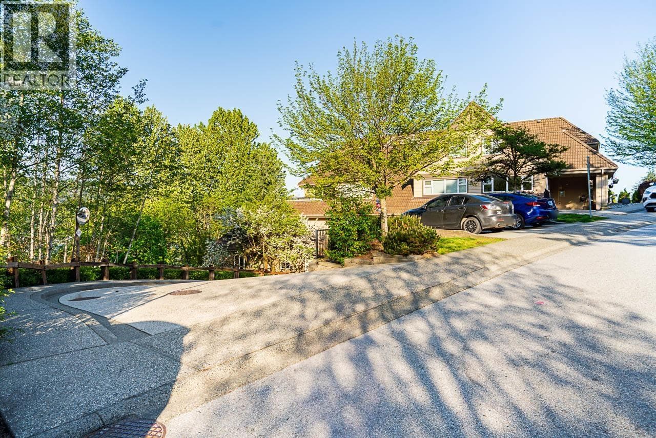 303 160 SHORELINE CIRCLE photo 3