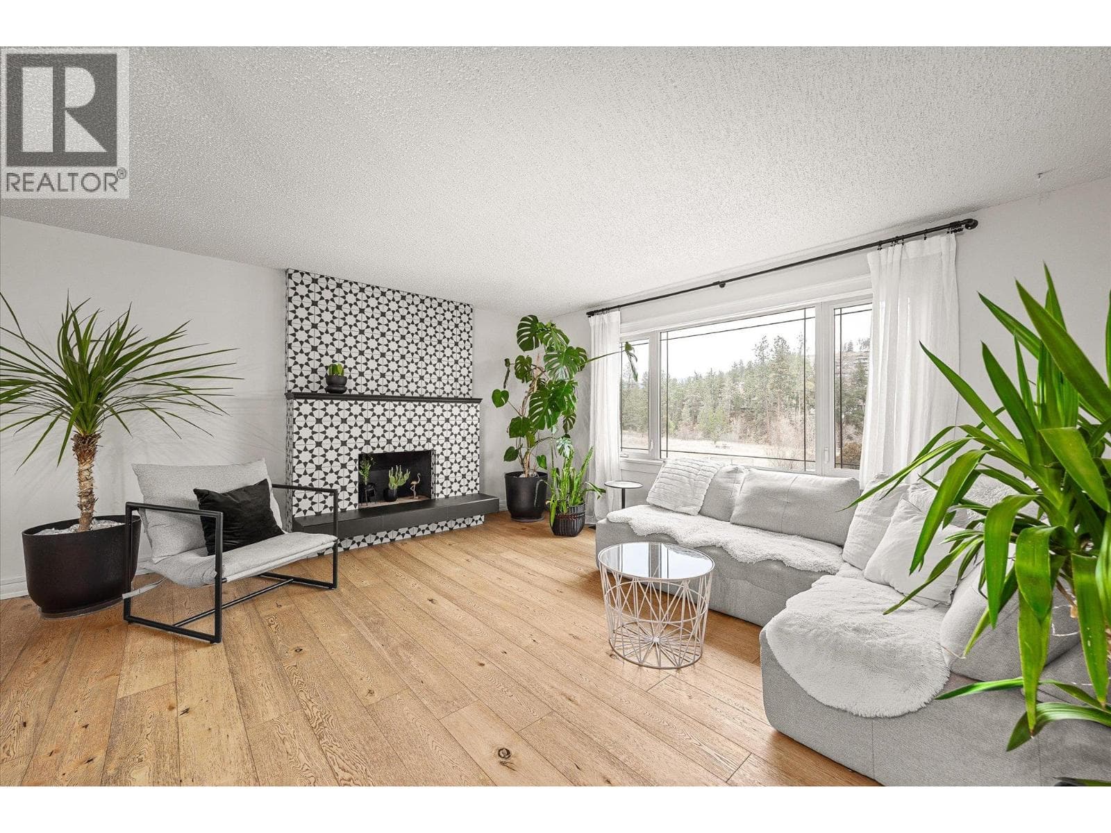 1492 Forest Avenue photo 4