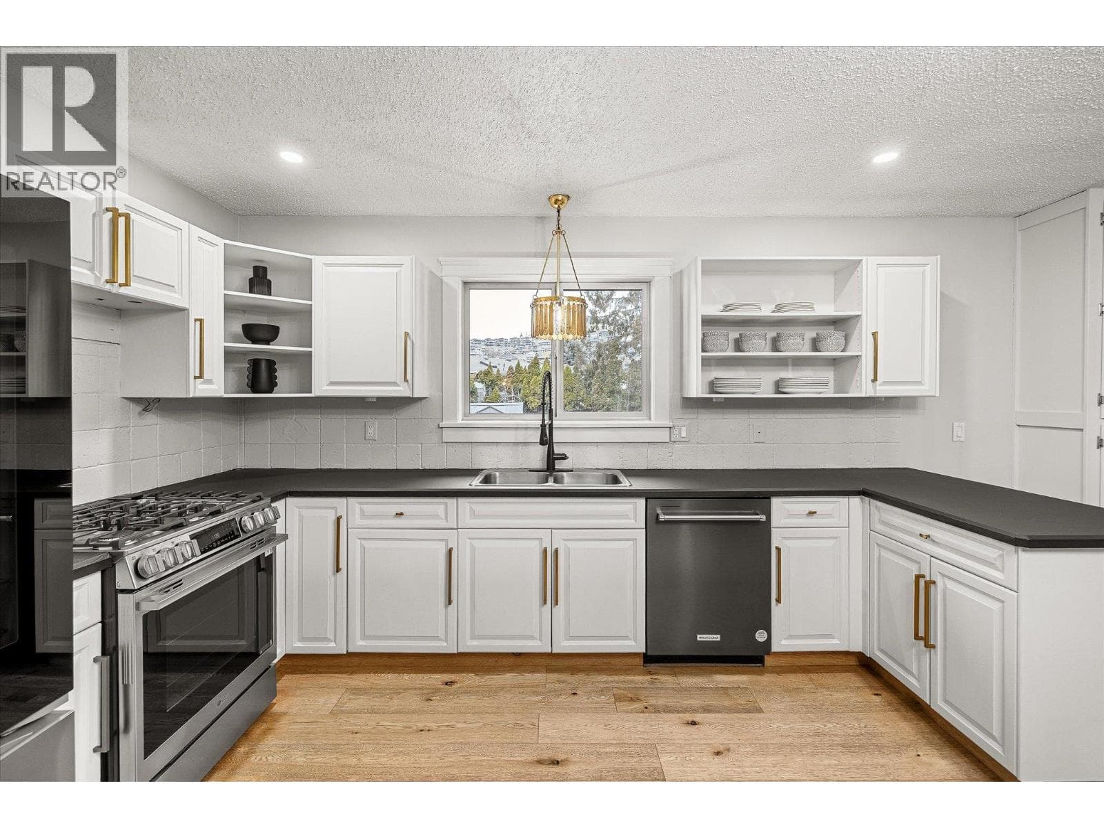 1492 Forest Avenue photo 2