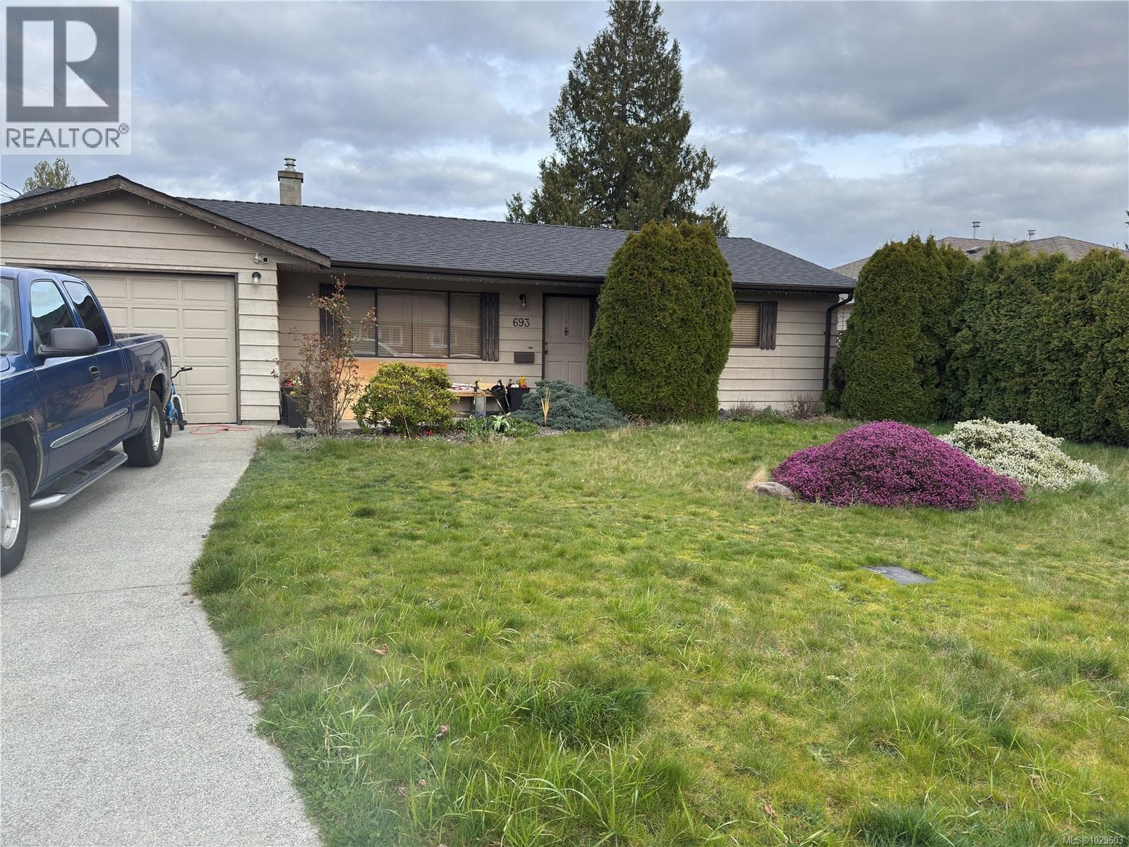 2 bed 1 bath single family at 693 Wedgewood Cres — $585,000