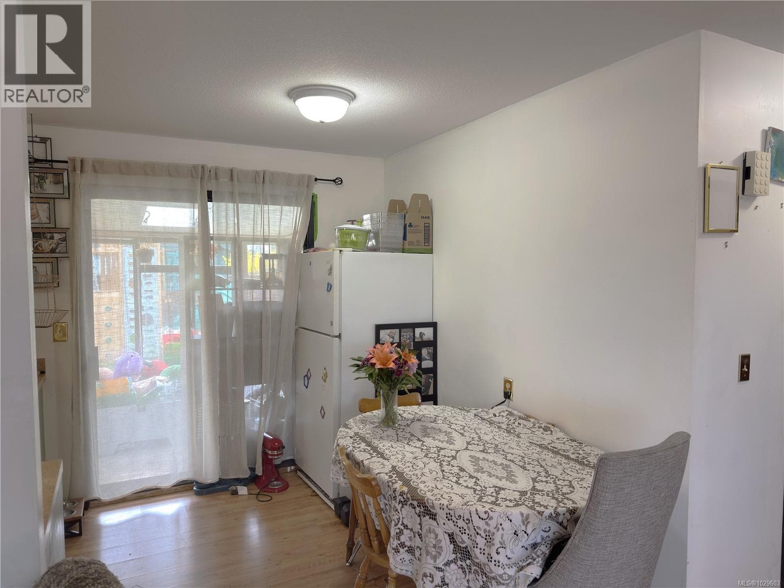 693 Wedgewood Cres photo 4