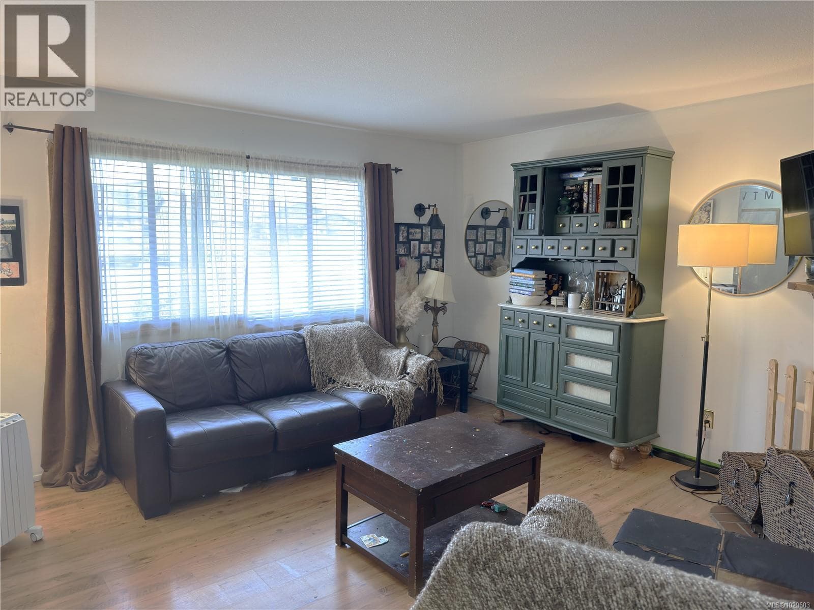 693 Wedgewood Cres photo 2