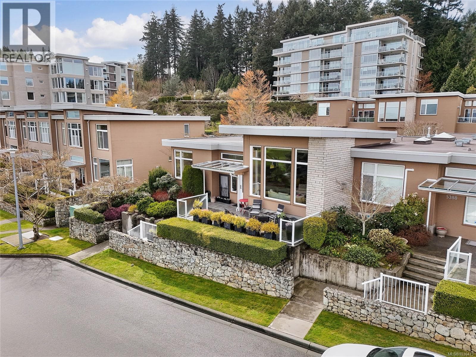 5384 Sayward Hill Cres photo 2