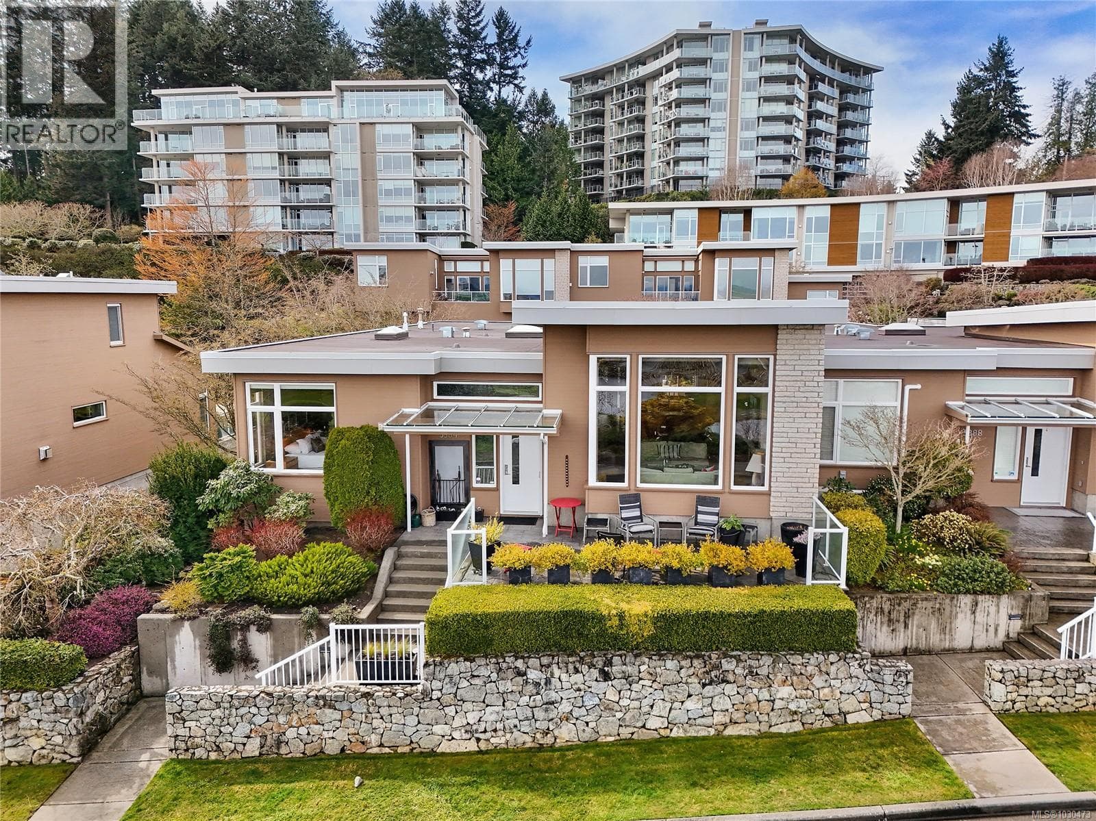 5384 Sayward Hill Cres photo 3