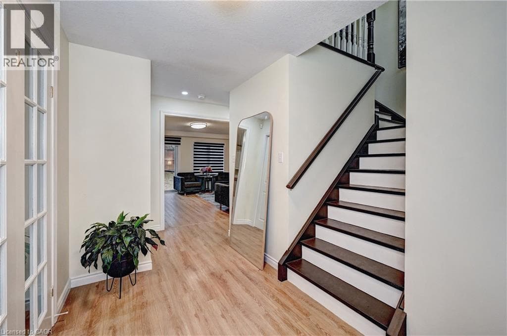 519 YORKSHIRE Drive photo 3