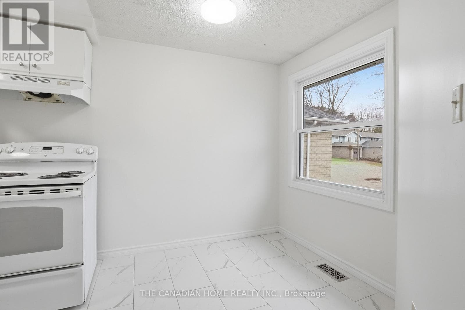 61 FREEMAN CRESCENT photo 3