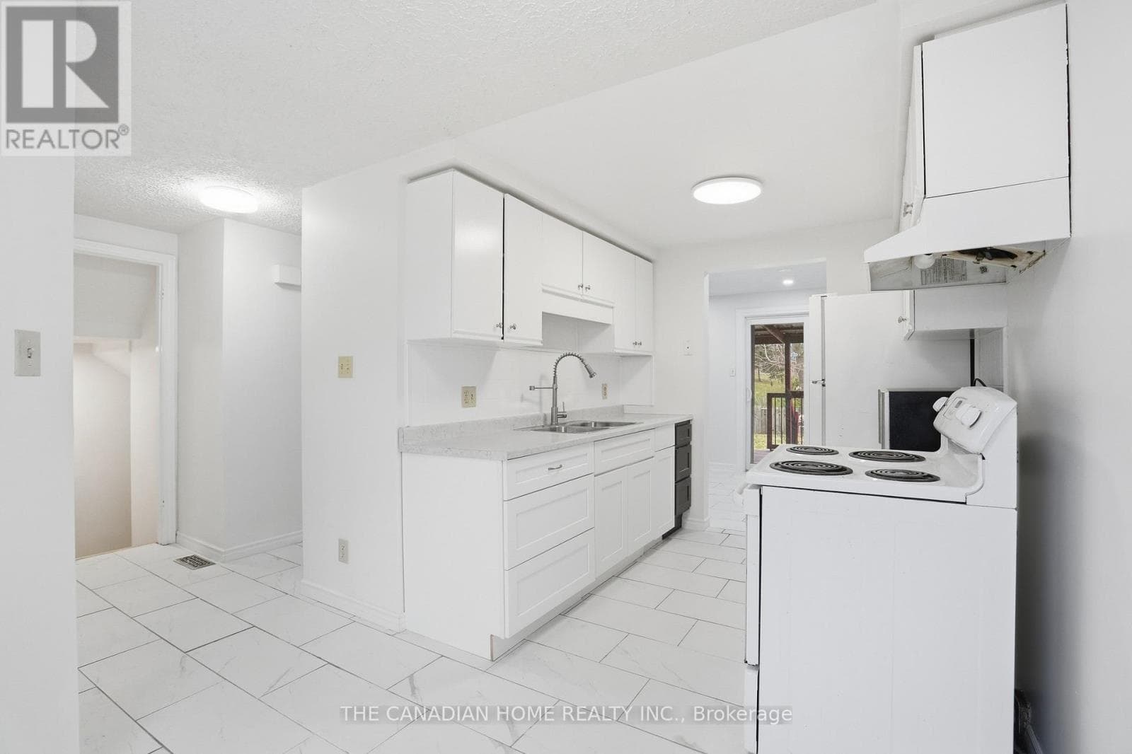 61 FREEMAN CRESCENT photo 4
