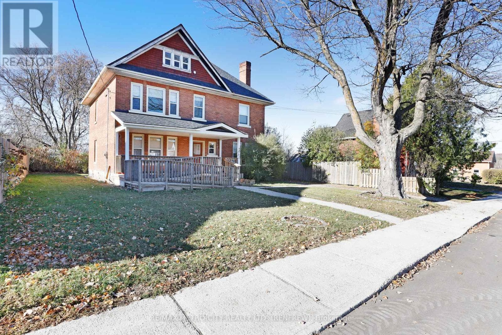 4 bed 3 bath single family at 94 ARGYLE STREET N — $659,900