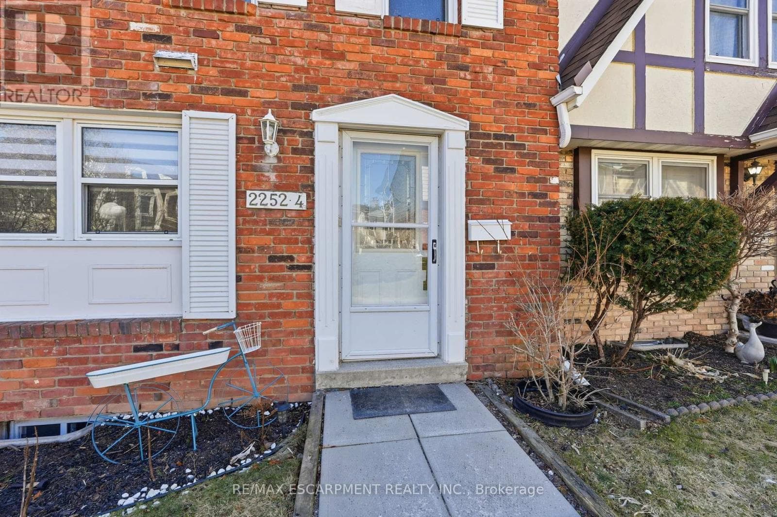 4 - 2252 UPPER MIDDLE ROAD photo 2