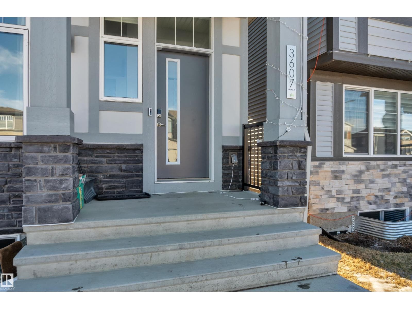 3607 6 AV SW SW photo 4