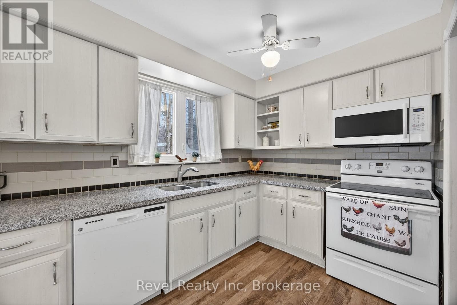 8 MANITOU CRESCENT photo 3