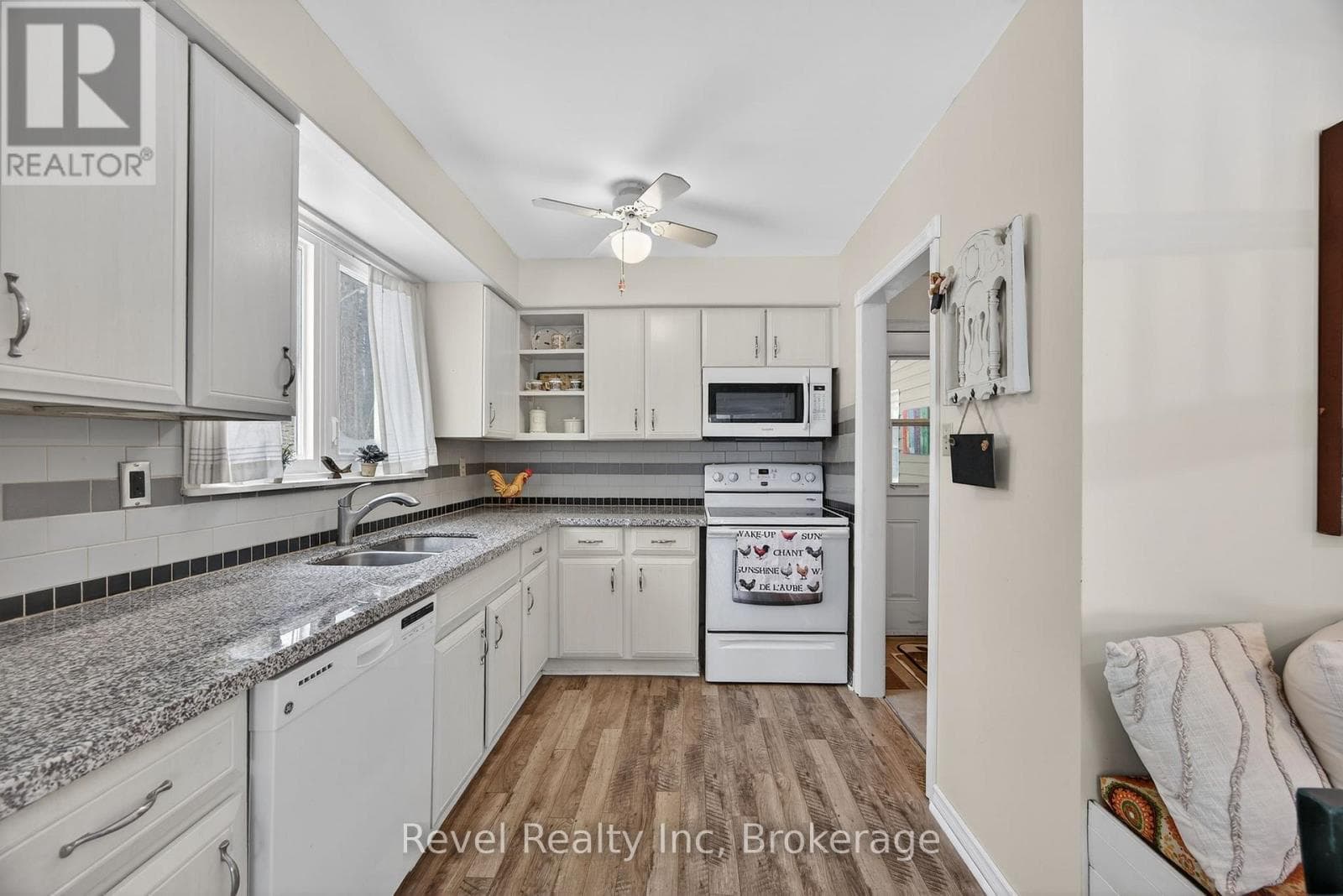8 MANITOU CRESCENT photo 2