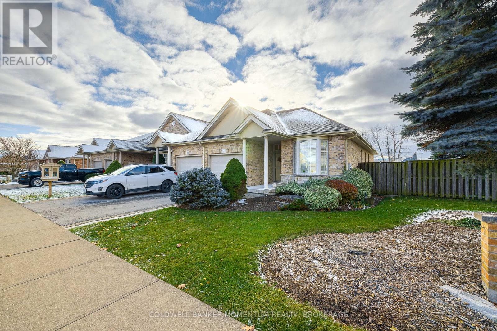 3 bed 3 bath single family at 7 WILLOWLANDING COURT — $579,900