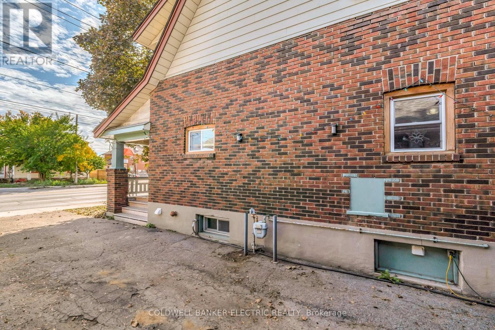 112 LANSDOWNE STREET W photo 2
