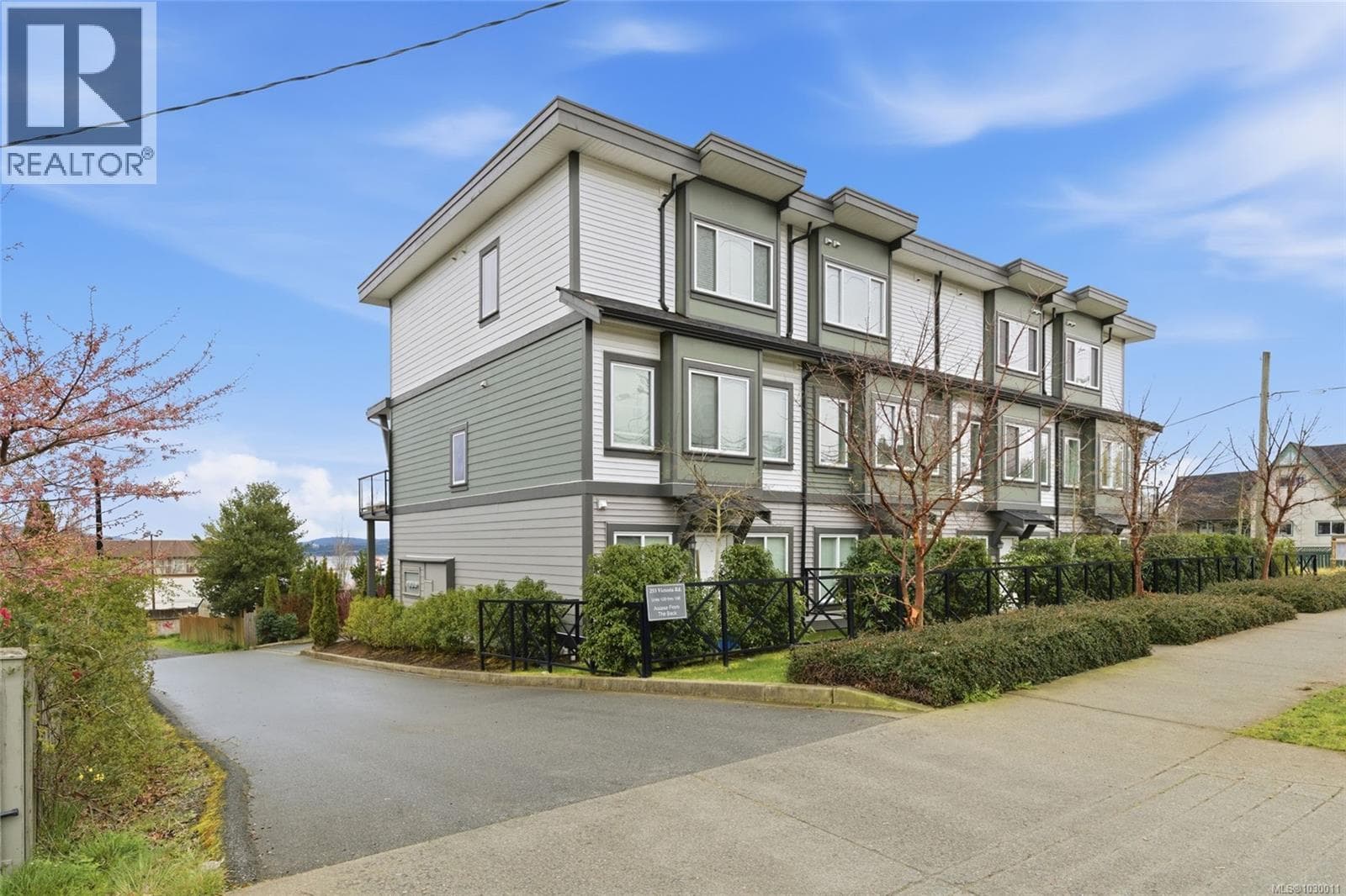 2 bed 3 bath single family at 100 253 Victoria Rd — $639,000
