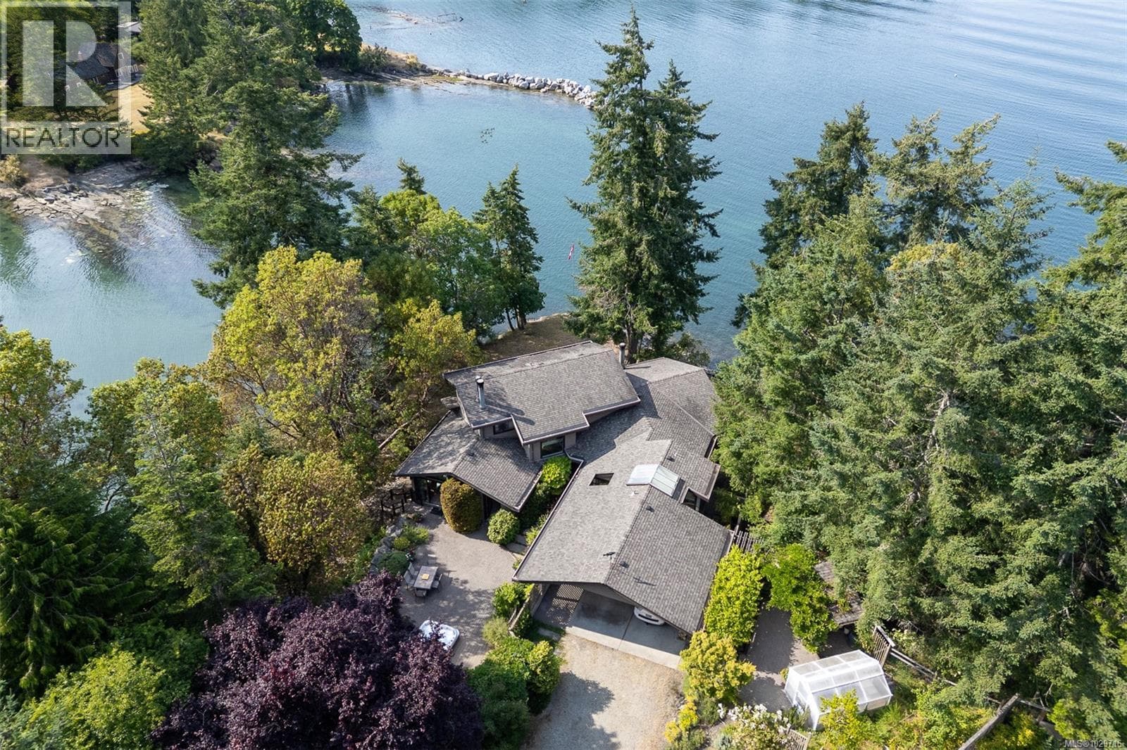 1 835 Sturdies Bay Rd photo 4